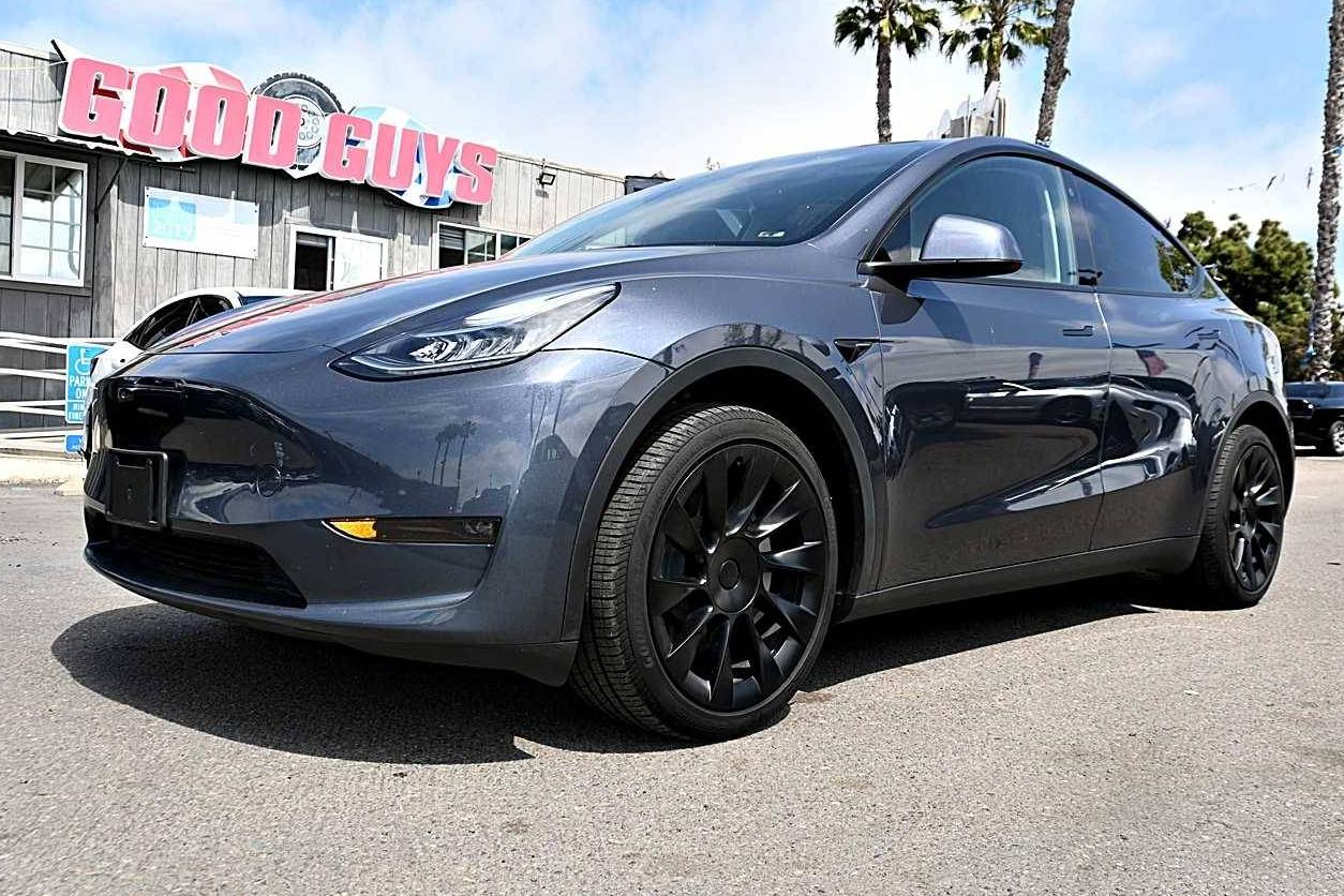 TESLA MODEL Y 2023 7SAYGDEE9PA082168 image